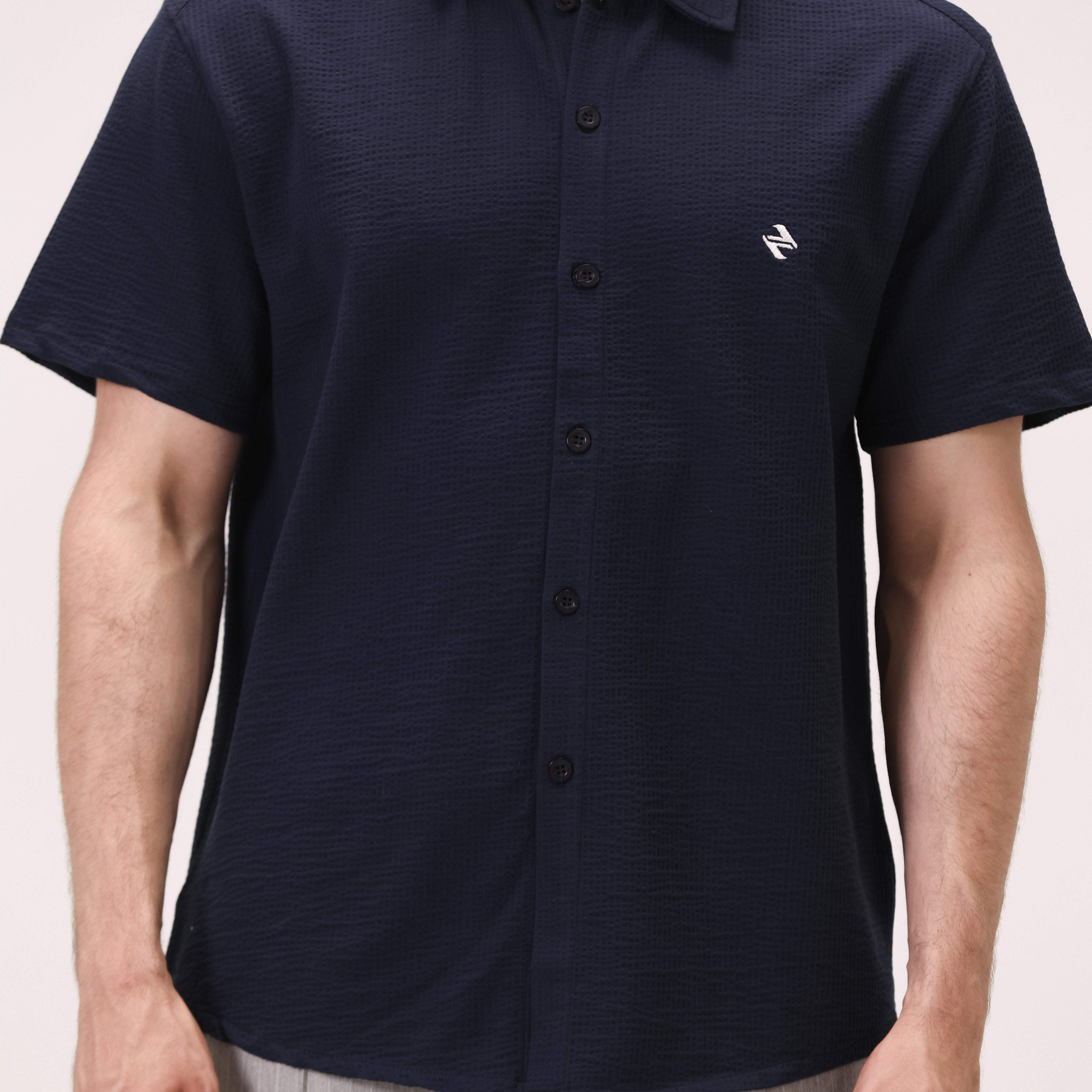 KNIT SEERSUCKER BUTTON DOWN SHIRT – NAVY