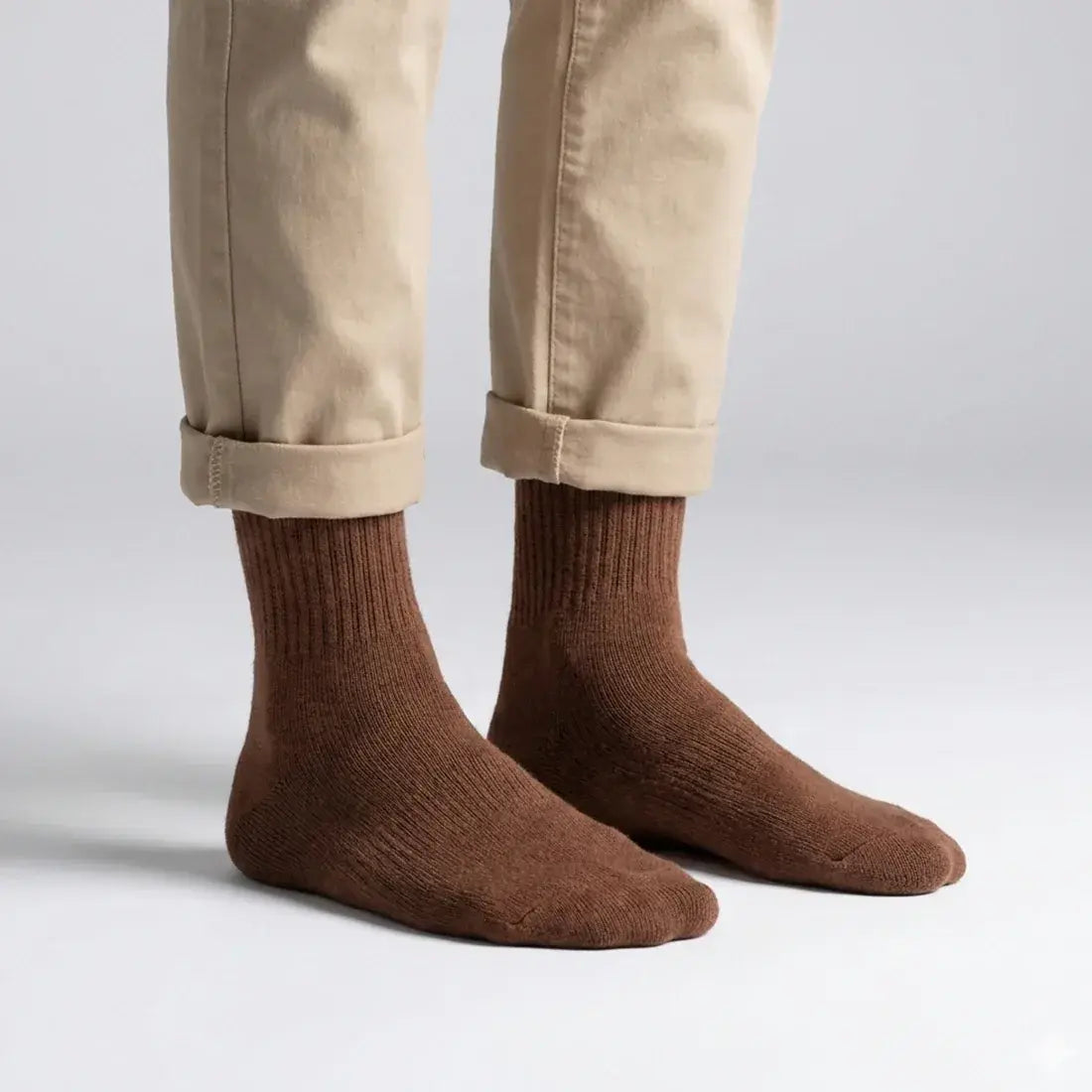 MEN SHORT CREW SOCKS BROWN | NAVZA