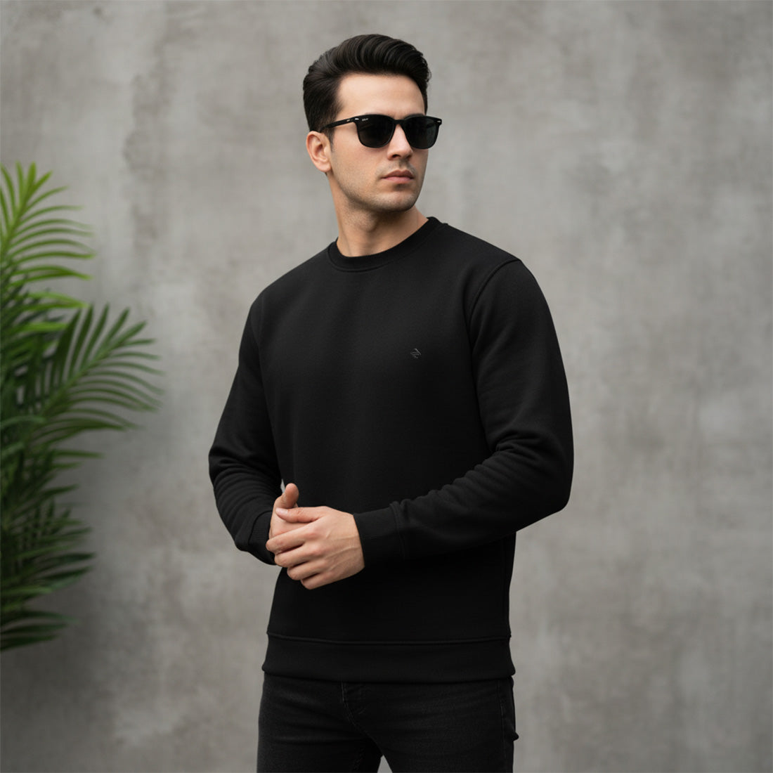 Male Model wearing a ML SWEATSHIRT BLACK _ Front view